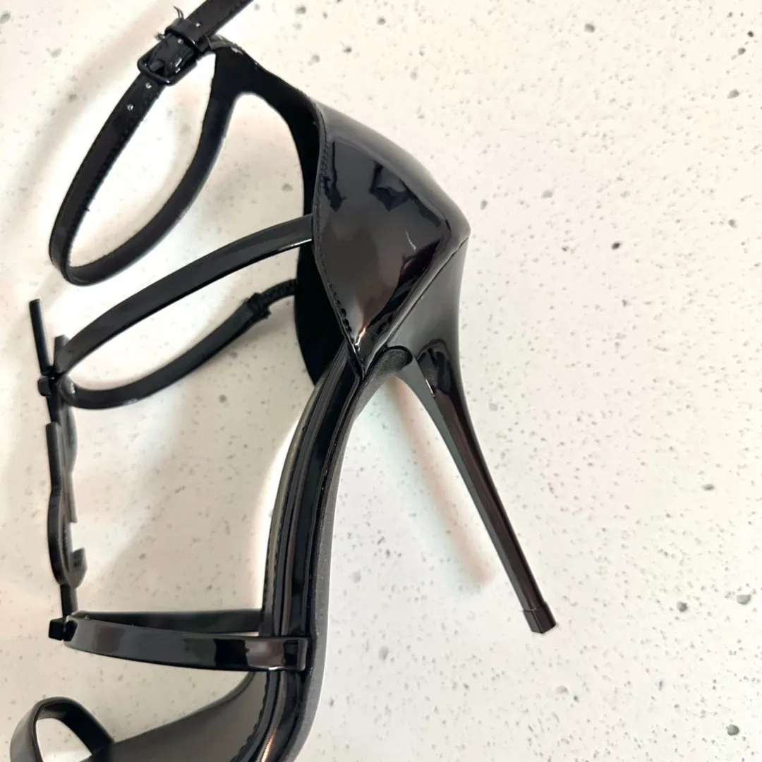 👟👟Ex-factory price 520👟👟 Women's shoes, women's clothing, correct version✅Highest version 280 ex-factory💵 YSL (Full-body customization Z👟👟Ex-factory price color) Upper: Customized imported patent leather Lining: Imported sheepskin Sole: Imported genuine leather outsole Color: Black with gold buckle, black with black buckle Heel height: 10cm Code number: 35-39 (41 and 40 are custom-made and cannot be returned or exchanged!)